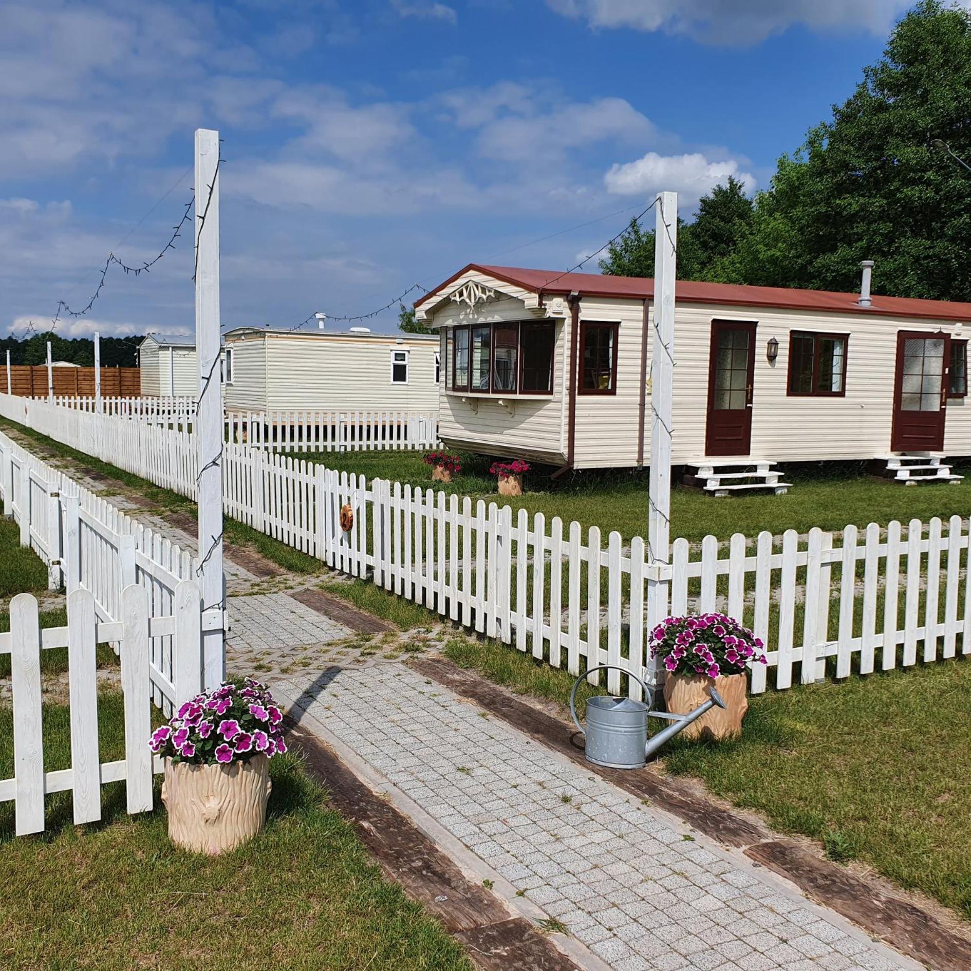 Lary Camping Homes - Domki Dabrowka Gostynin Exteriér fotografie